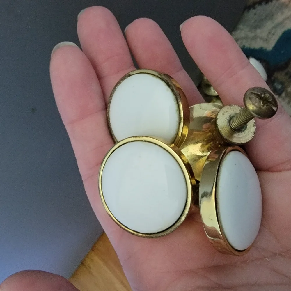 9 Drawer knobs / handles - Picture 1 of 1